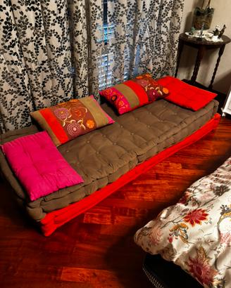 Divano futon maisons du monde con cuscini