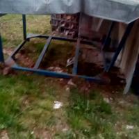 legnaia o pollaio con le ruote in ferro