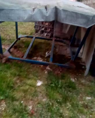 legnaia o pollaio con le ruote in ferro