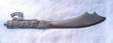 Tagliacarte fascista a forma di fascio scimitarra