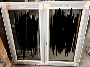Finestra a due ante bicolore in PVC