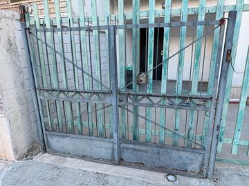 Cancello a doppia anta e recinzione