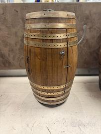 Botte piccola in legno con ripiani