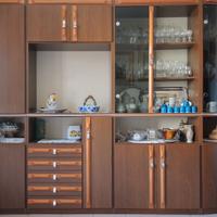 Parete tv con ripiani e vetrina