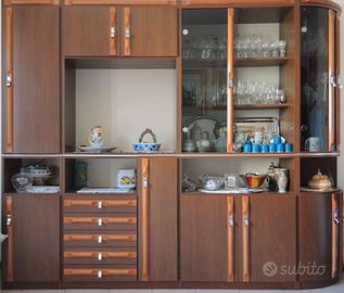 Parete tv con ripiani e vetrina