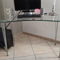 scrivania e sedia ufficio