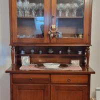VetrVetrina credenza iina credenza in arte povera.