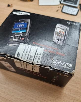 Scatola + pezzi di ricambio Samsung SGH-E250i.