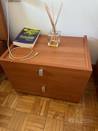 Coppia di comodini in legno spaziosi – 2 scomparti