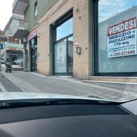 Locale fronte strada