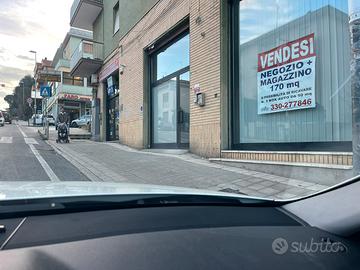 Locale fronte strada