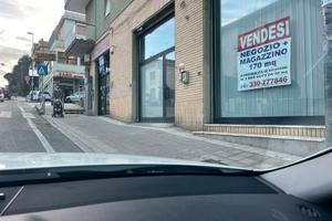 Locale fronte strada