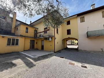 CASA PLURICAMERE CON NEGOZIO E DEPOSITO