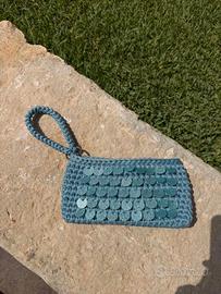 Pochette azzurra con paillettes all'uncinetto