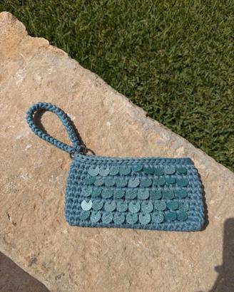 Pochette azzurra con paillettes all'uncinetto