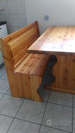 Tavolo con cassapanca e 2 sedie
