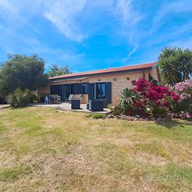 Rifinita villa immersa nel verde con vista mare