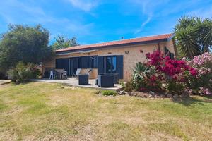 Rifinita villa immersa nel verde con vista mare