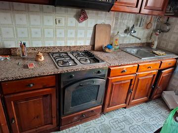 Cucina in marmo e legno 