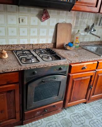 Cucina in marmo e legno 