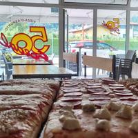 Pizza d'asporto con posti a sedere e angolo bar