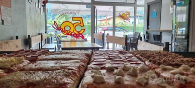 Pizza d'asporto con posti a sedere e angolo bar