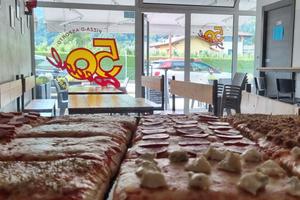 Pizza d'asporto con posti a sedere e angolo bar