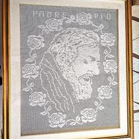 Quadro Padre Pio (ricamato uncinetto + cornice)