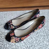 Ballerine con tacco e motivo floreale