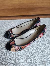 Ballerine con tacco e motivo floreale