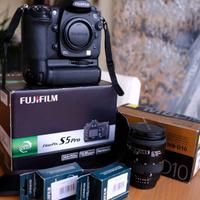 Fujifilm S5 Pro con Nikon MBD 200  e Nikon 28 85