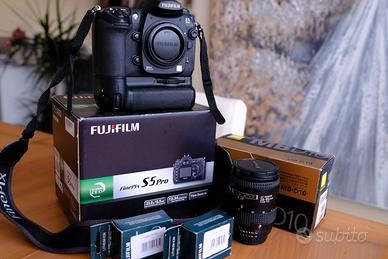 Fujifilm S5 Pro con Nikon MBD 200  e Nikon 28 85