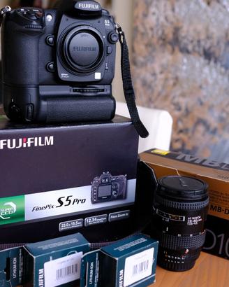 Fujifilm S5 Pro con Nikon MBD 200  e Nikon 28 85
