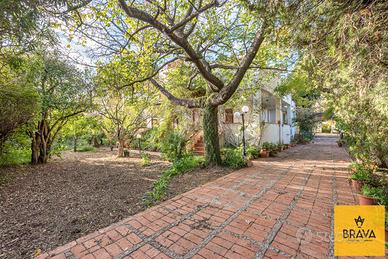 Villa unifamiliare con giardino box in Viale Aiace