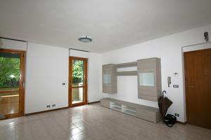 Appartamento panoramico con ampio giardino e garag