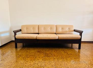 Divano vintage in legno con cuscini in cotone