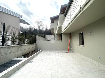 VILLA A SCHIERA A ADRO