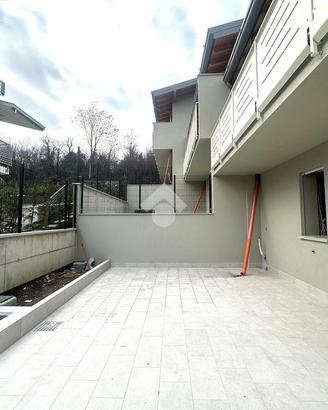 VILLA A SCHIERA A ADRO