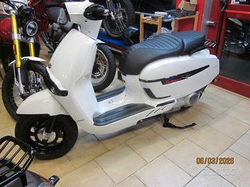 Keeway Sixties 300i scooter