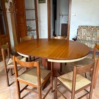 Tavolo rotondo con sedie