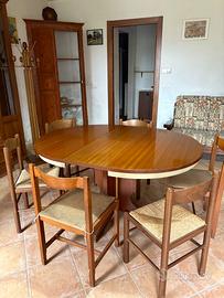 Tavolo rotondo con sedie