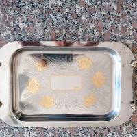 vassoio 22x35 cm piano cesellato e manici lavorati