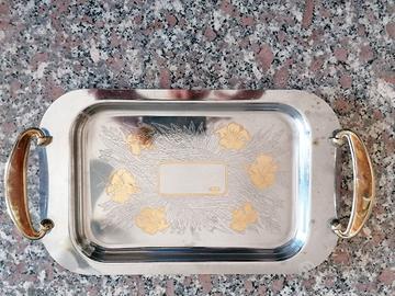 vassoio 22x35 cm piano cesellato e manici lavorati