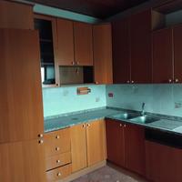 cucina componibile in legno e piano in marmo
