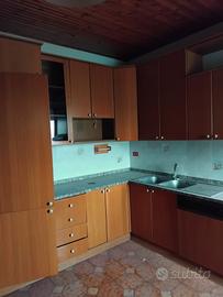 cucina componibile in legno e piano in marmo