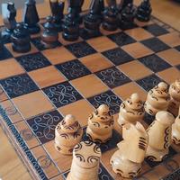 Scacchiera artigianale in legno intarsiato 