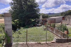 Terreno con ampio locale