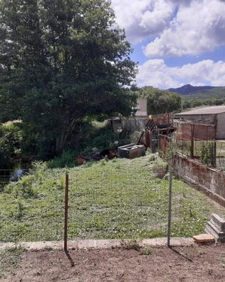 Terreno con ampio locale