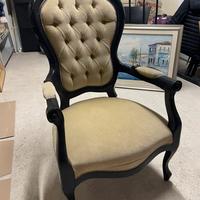 Elegante poltrona in stile classico