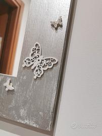 specchio color argento con farfalle